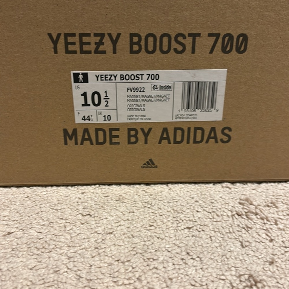 Yeezy 700 Magnet - Picture 3 of 3